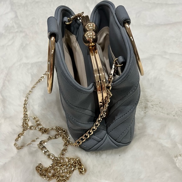 Blue shell shape leather bag with metal chain - Picture 2 of 6